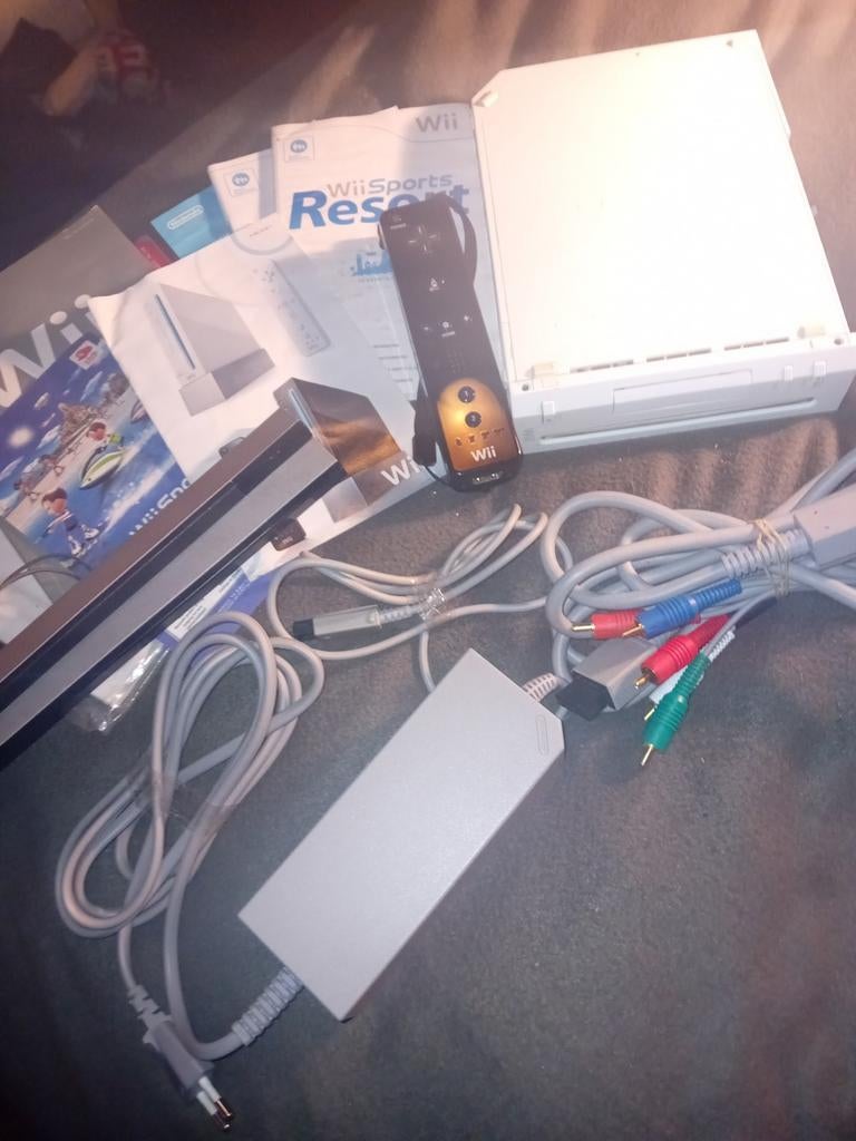 Nintendo Wii met Wii Sports Resort en accessoires, Spelcomputers en Games, Games | Nintendo Wii, Gebruikt, Eén computer, Ophalen of Verzenden