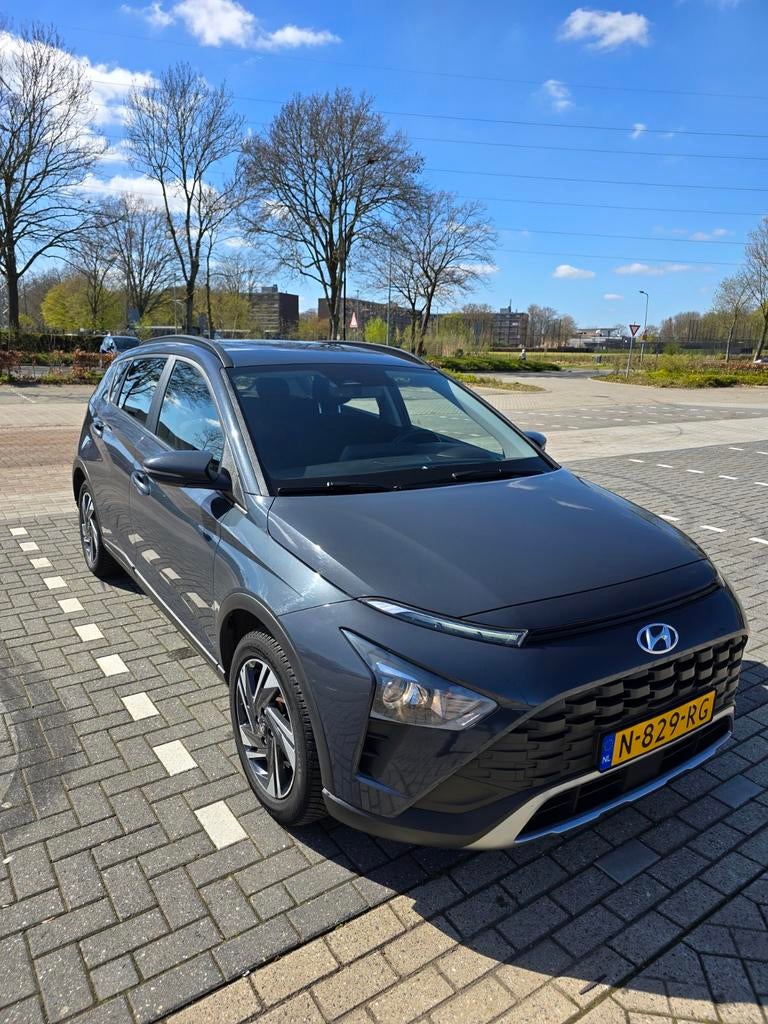 Hyundai Bayon 1.0 T-gdi 48V 100PK 7DCT 2021 Grijs, Auto's, Hyundai, Voorwielaandrijving, Zwart, 1095 kg, Origineel Nederlands
