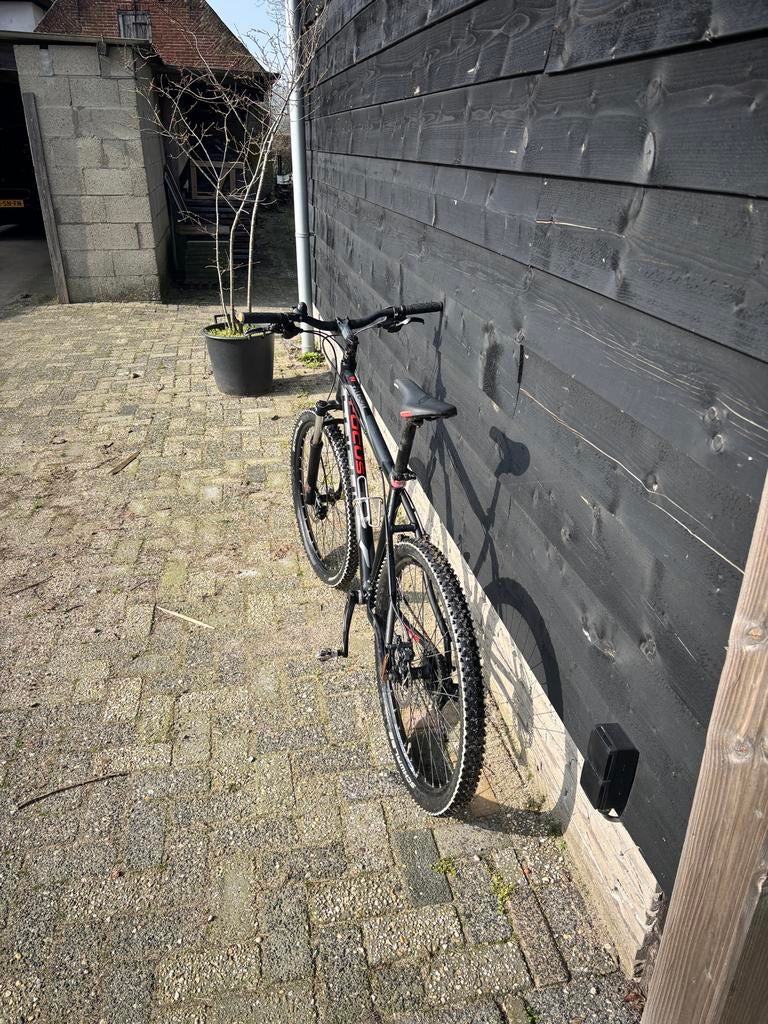 Mountainbike - Zwart met rode accenten, Fietsen en Brommers, Fietsen | Mountainbikes en ATB, Overige merken, Gebruikt, Hardtail