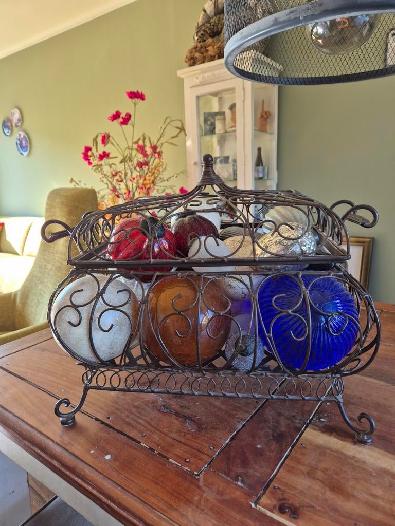 Metalen opbergbak met decoratieve glazen ballen, Ophalen