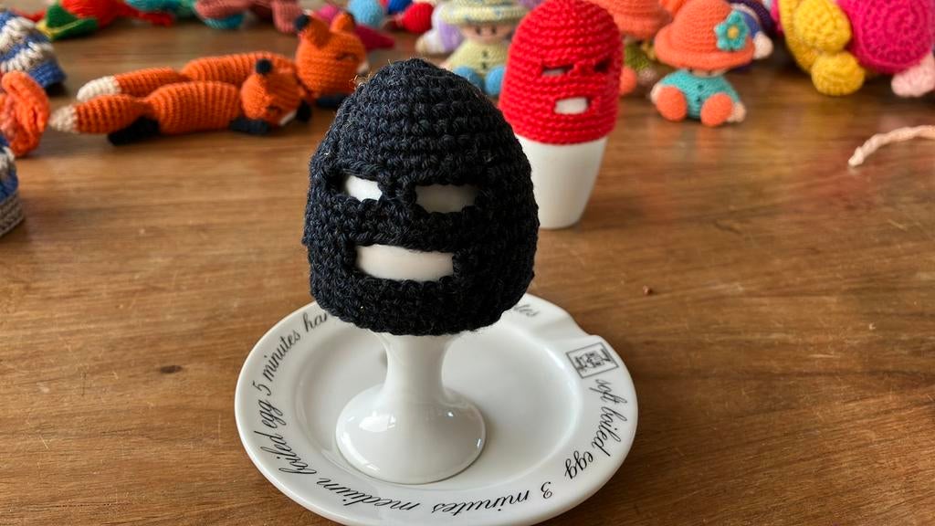 Gehaakte bivakmuts eiermuts zwart en rood, Ophalen of Verzenden, Nieuw, Haken, Overige typen