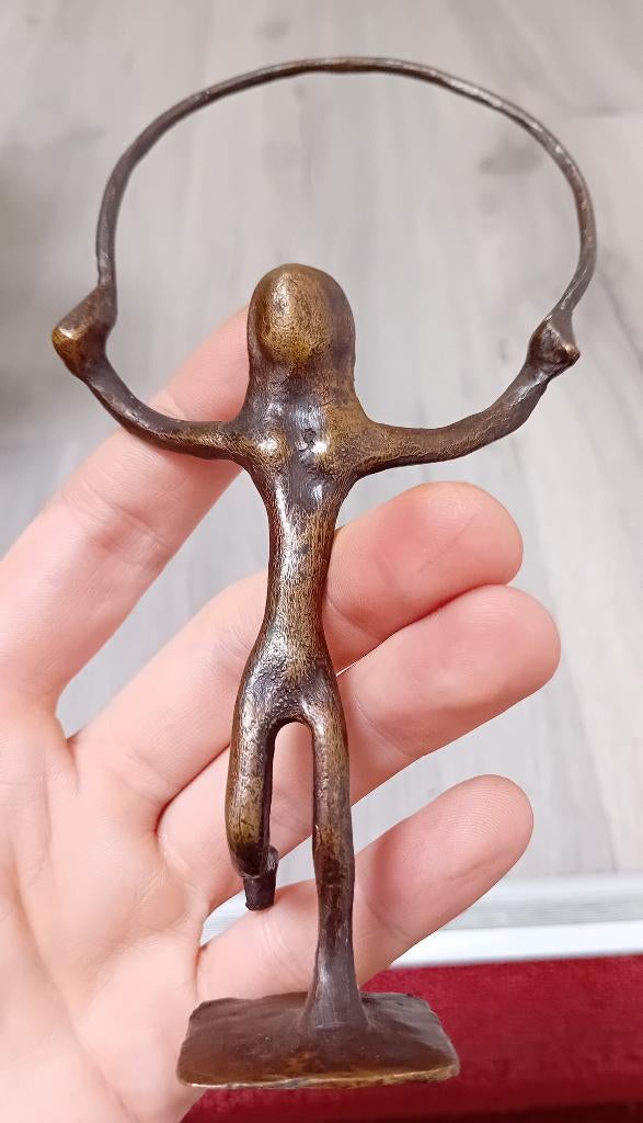 bronzen beeldje dat een springtouw vasthoudt, Antiek en Kunst, Ophalen of Verzenden