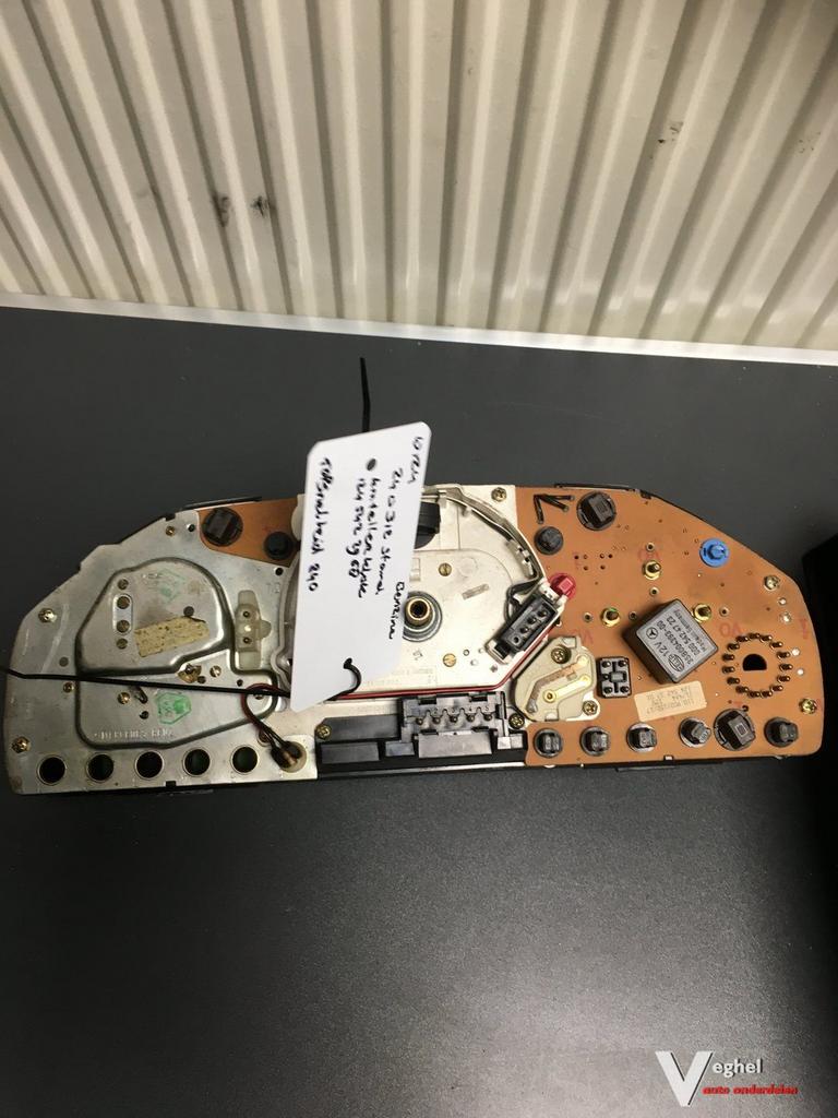 Mercedes W124   Benzine 1990    124 542 2968  Km Tellerklok, Gebruikt, -, -, Ophalen of Verzenden