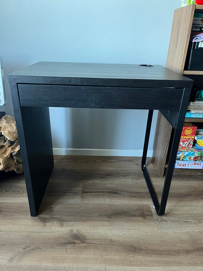 Zwartbruin IKEA bureau, Ophalen, Zo goed als nieuw