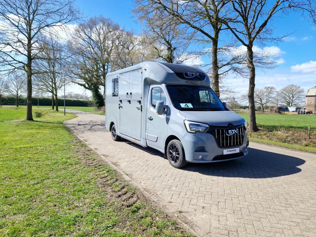 Renault Master STX S3 paardenwagen Pro-Safety hengsten uitvo, Dieren en Toebehoren, Paarden en Pony's | Trailers en Aanhangwagens