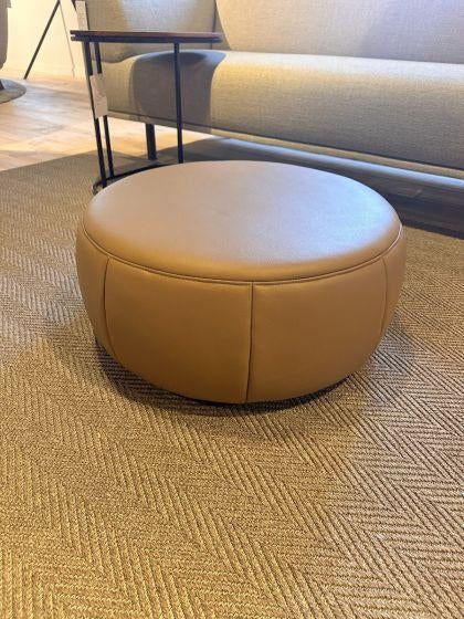 Design on stock poef Barrell showroommodel, Ophalen, Nieuw, Leer, 50 tot 75 cm