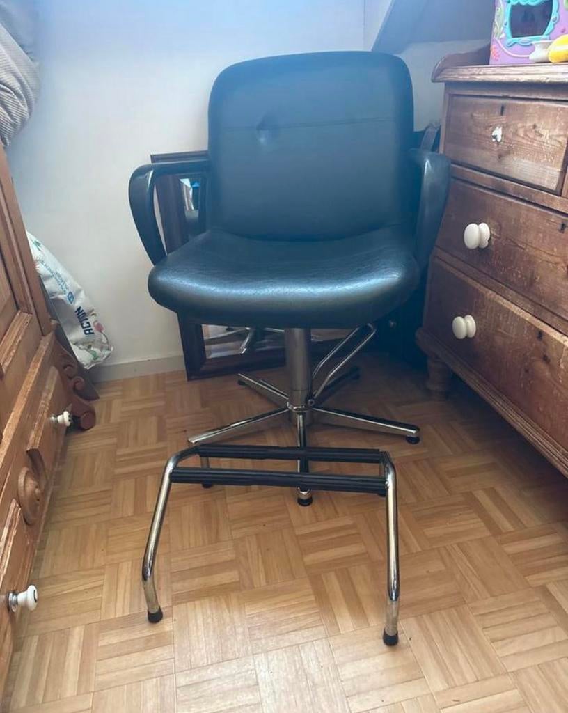 Kappersstoel met pomp en voetenrekje, Huis en Inrichting, Ophalen, Kappersstoel, Zwart, Leer