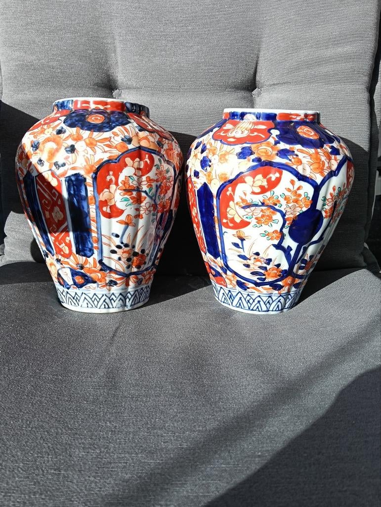 Twee vazen met bloemmotief, Antiek en Kunst, Antiek | Vazen, Ophalen of Verzenden