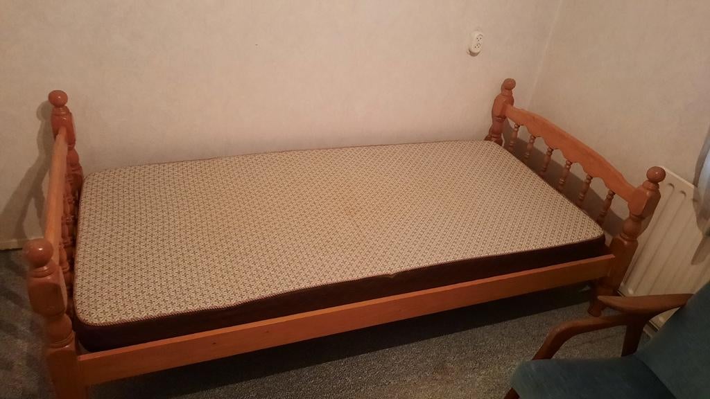 Houten 1 pers ledikant met matras, Huis en Inrichting, Slaapkamer | Bedden, Ophalen, Gebruikt, 90 cm, Eenpersoons