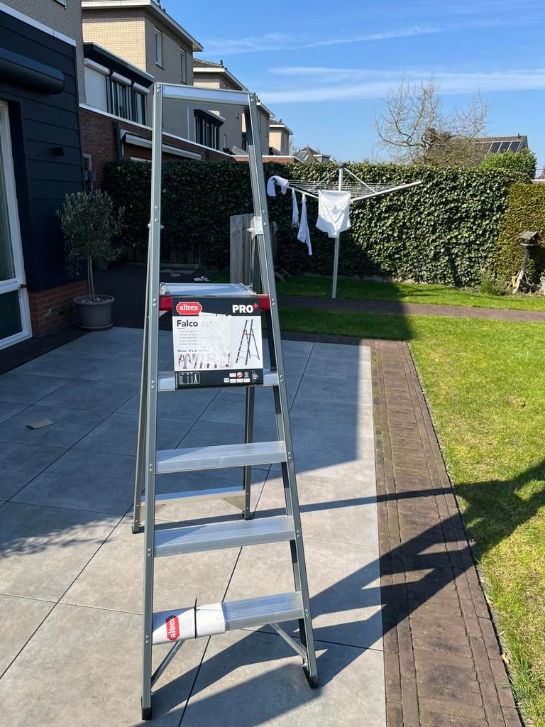 Altrex trap, Ophalen of Verzenden, Zo goed als nieuw, Minder dan 2 meter