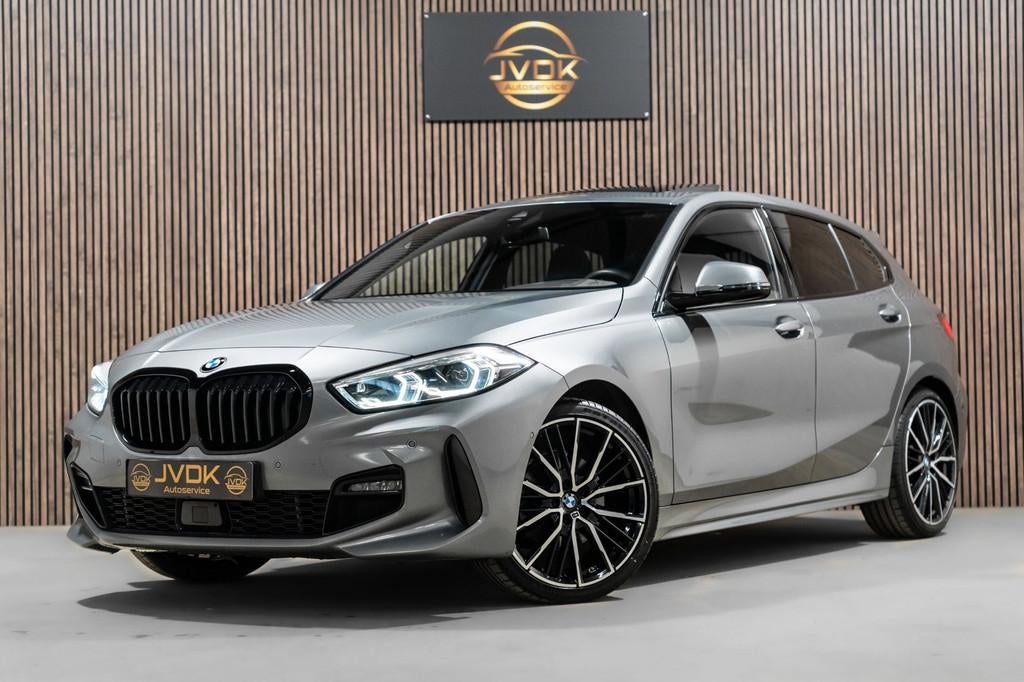 BMW 1-serie 118i M-Sport Pano HUD HK Muziek Kuipstoelen BTW, Auto's, 136 pk, Gebruikt, Alcantara, Bedrijf