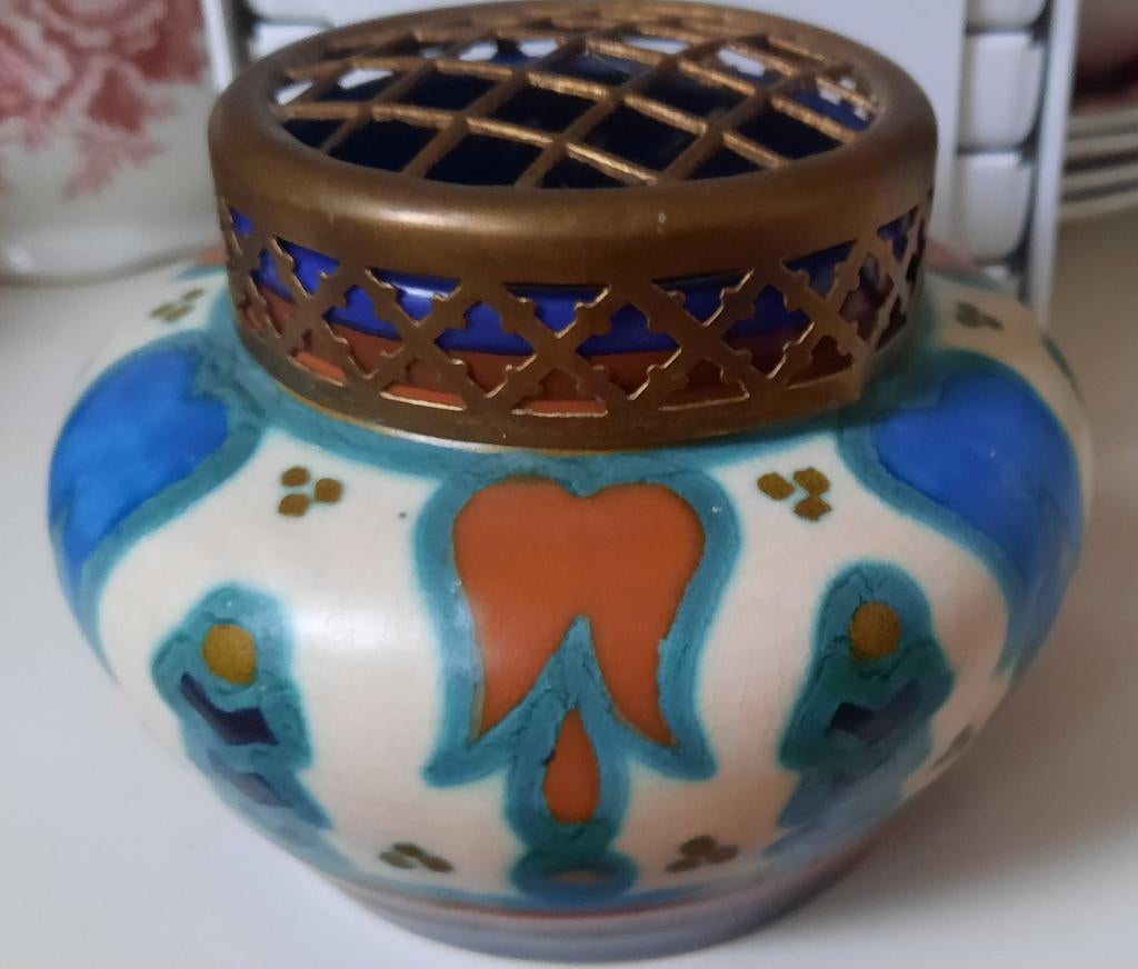 Gouds plateel rozenbowl met koperen bloemverdeler, Ophalen of Verzenden