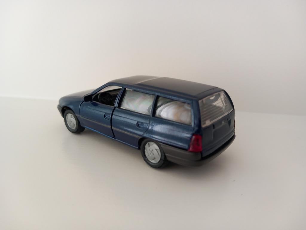 Gama 1/43 Opel Astra caravan, Hobby en Vrije tijd, Modelauto's | 1:43, Ophalen of Verzenden, Auto, Gama