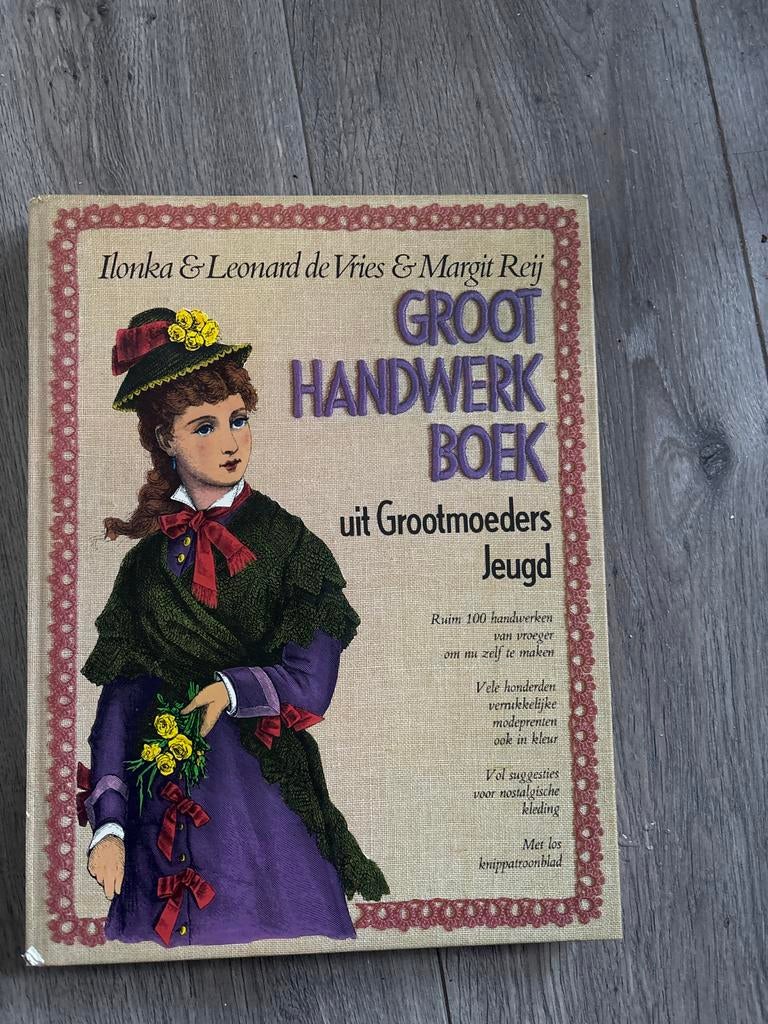 Groot Handwerk Boek uit Grootmoeders Jeugd, Ophalen of Verzenden, Gebruikt, Breien of Haken, Patroon of Boek
