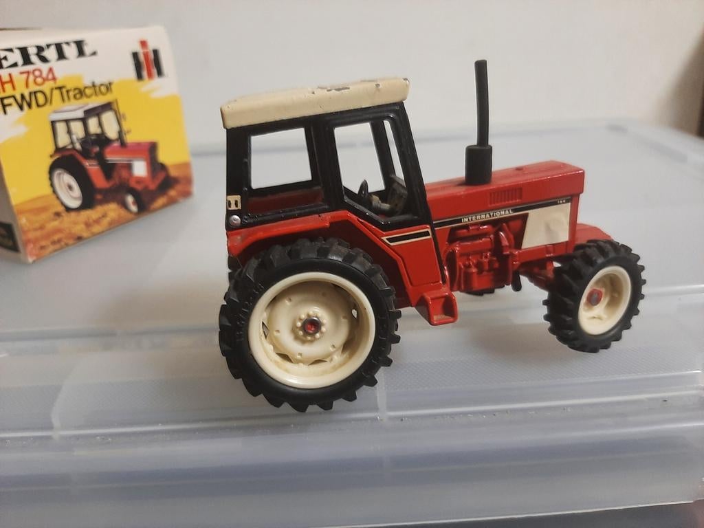 International 784. Ertl schaal 1:32, Hobby en Vrije tijd, Modelauto's | 1:32, Ophalen of Verzenden, Nieuw, Tractor of Landbouw