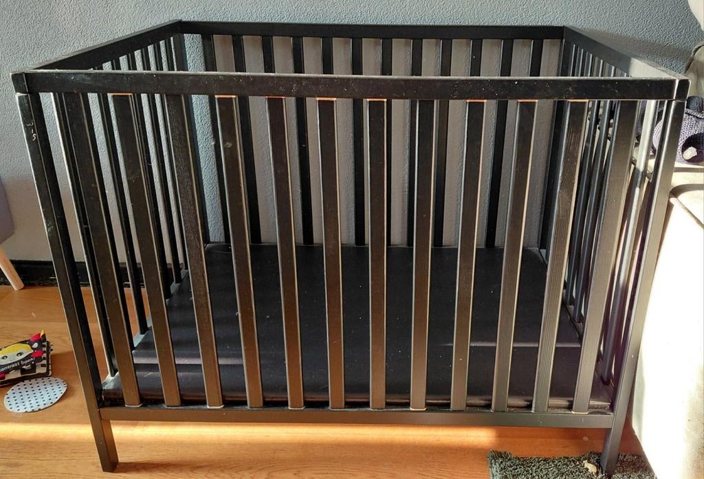 Zwarte box met toebehoren, Ophalen, Zo goed als nieuw, Ledikant