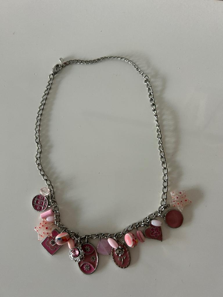 Bedelketting / charm necklace in roze tinten, Ophalen of Verzenden, Zo goed als nieuw, Roze, Overige materialen
