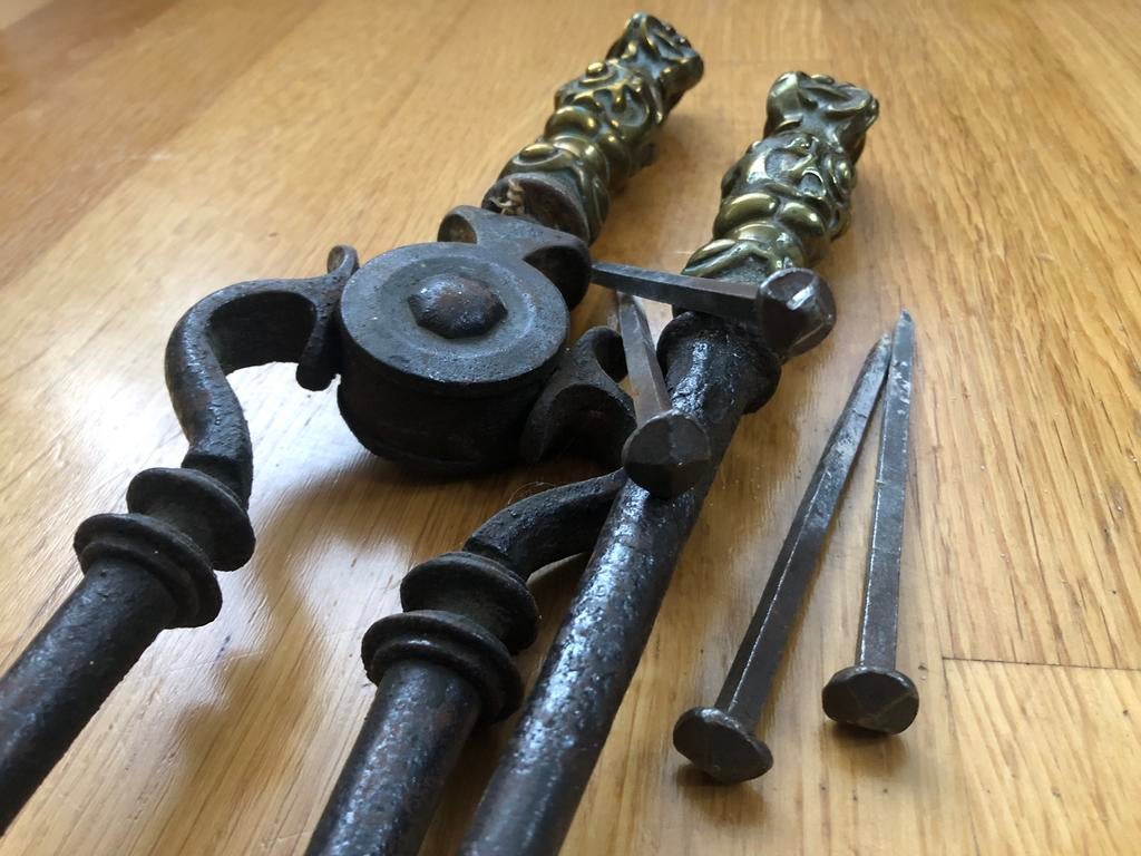 Antiek smeedijzer haardstel. Tang en pook., Ophalen