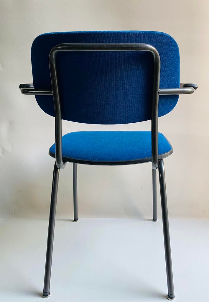 Gispen stoel 1235 in blauw met armleggers, Gebruikt, Blauw, Ophalen of Verzenden, Stof