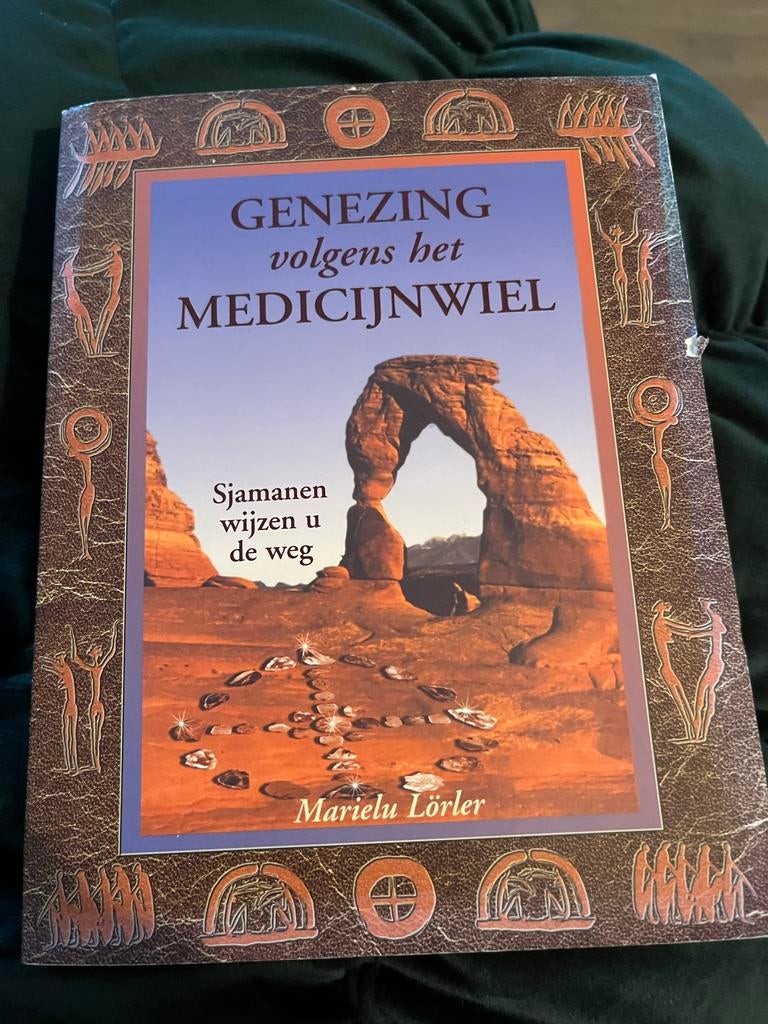 Genezing volgens het Medicijnwiel - Sjamanen wijzen de weg, Ophalen of Verzenden, Zo goed als nieuw, Spiritualiteit algemeen, Achtergrond en Informatie