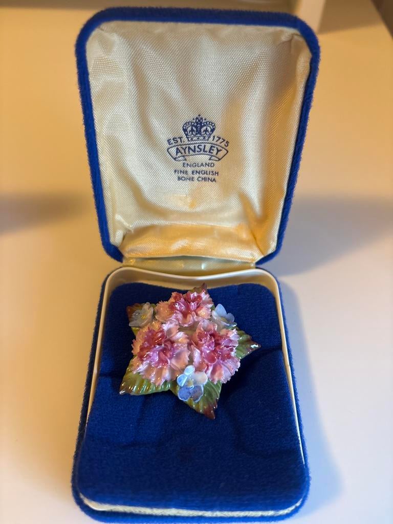 Aynsley Porseleinen Bloem Broche in Doosje, Overige materialen, 4 tot 7 cm, Ophalen of Verzenden, Zo goed als nieuw