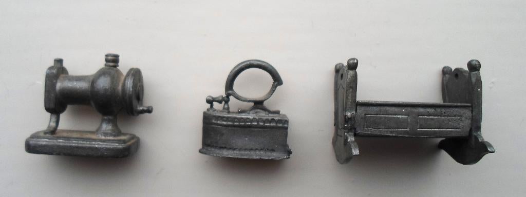 Tinnen minatuur. Naaimachine, Strijkijzer en schommelwiegje, Ophalen of Verzenden