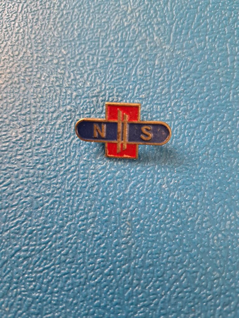 Vintage speldje Nederlandse Spoorwegen (NS), Ophalen of Verzenden, Gebruikt, Transport, Speldje of Pin
