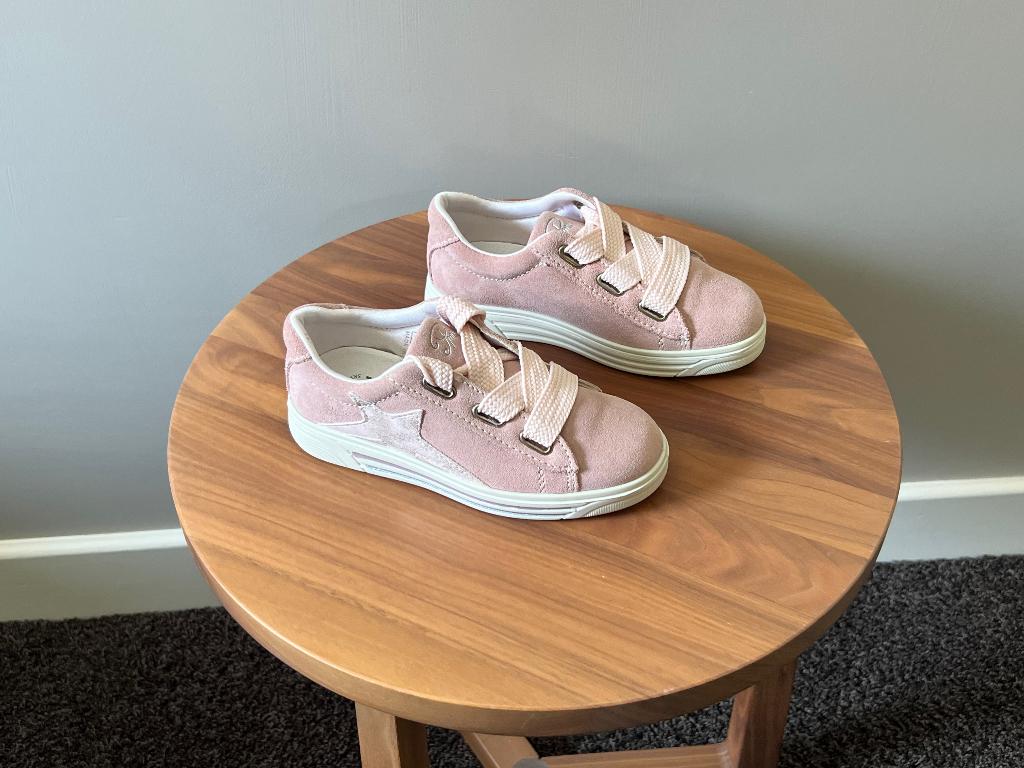 Nieuw: zachtroze suède meisjes sneakertjes; Primigi; maat 28, Meisje, Nieuw, Ophalen of Verzenden, Schoenen