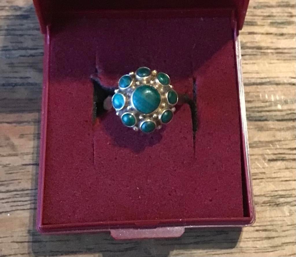 Anieke Gouden Ring met Groene Malachiet, Sieraden, Tassen en Uiterlijk, Antieke sieraden, Ophalen of Verzenden, Goud, Ring, Met edelsteen