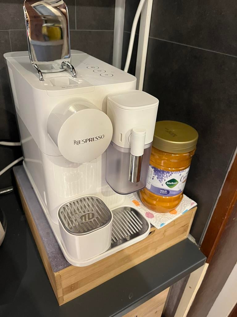 Nespresso lattissima one wit, Ophalen, Espresso apparaat, Zo goed als nieuw, 2 tot 4 kopjes