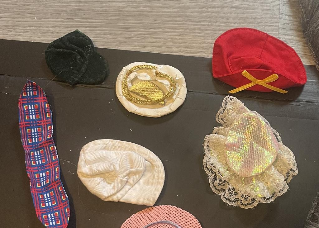 vintage retro lot hoedjes hoed sjaal pet Barbie Sindy Fleur, Verzamelen, Ophalen of Verzenden, Zo goed als nieuw, Accessoires