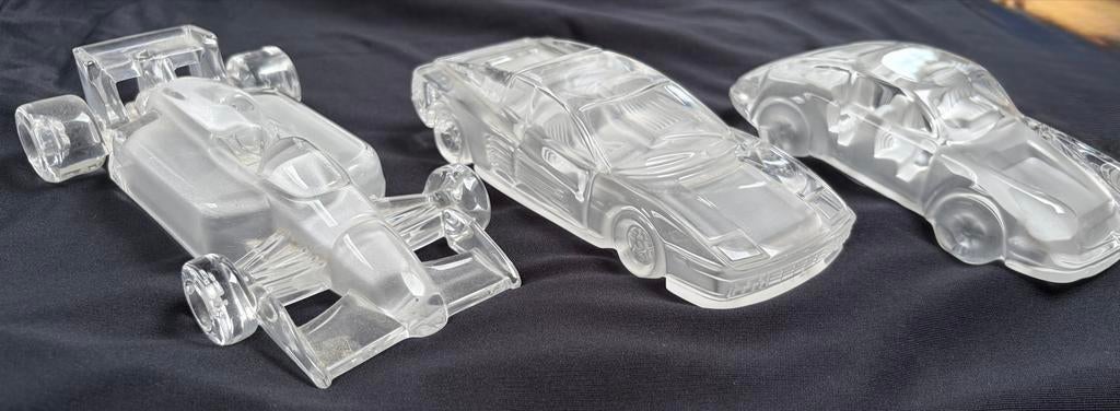 Drie glazen model sportwagens: Porsche, Ferrari, F1, Hobby en Vrije tijd, Modelbouw | Auto's en Voertuigen, Ophalen of Verzenden