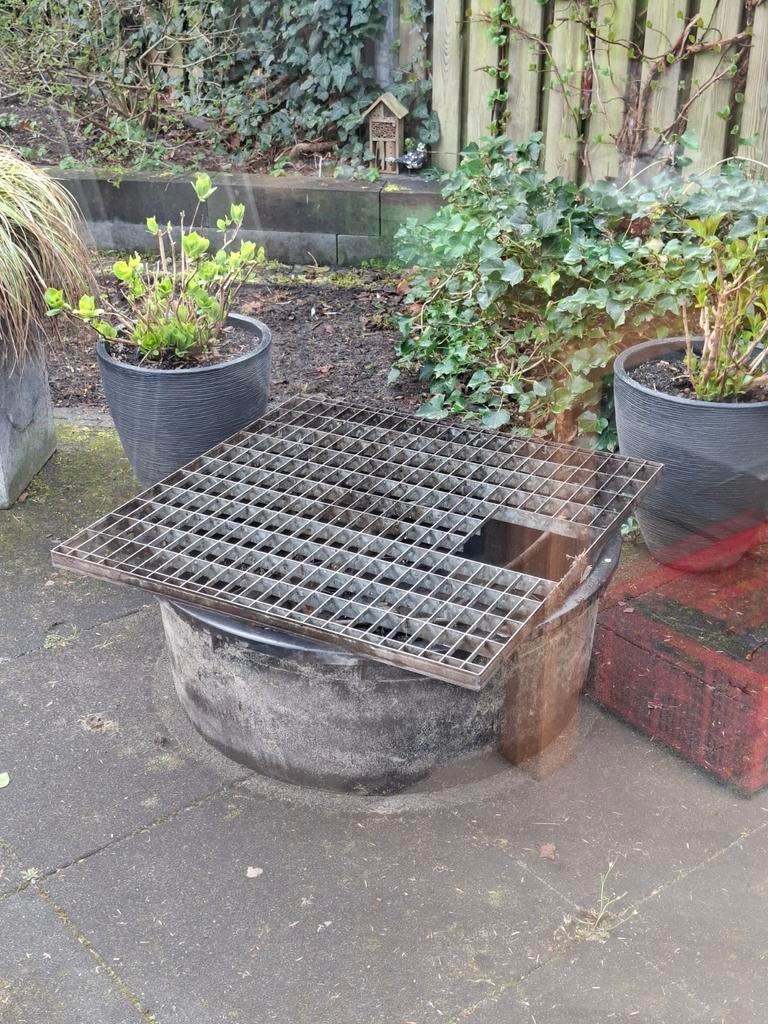 Onderdelen voor waterpartij Ton + rooster+ stenen, Ophalen, Gebruikt, Waterornament