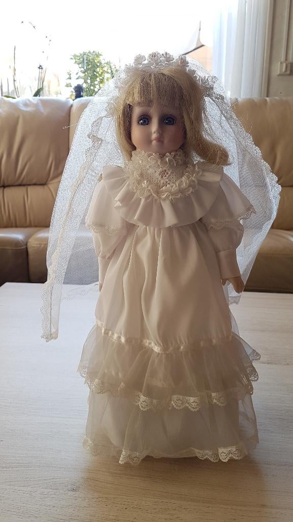 Porceinen bruidjes pop Speelt 'Here comes the bride', Verzamelen, Poppen, Ophalen of Verzenden, Pop