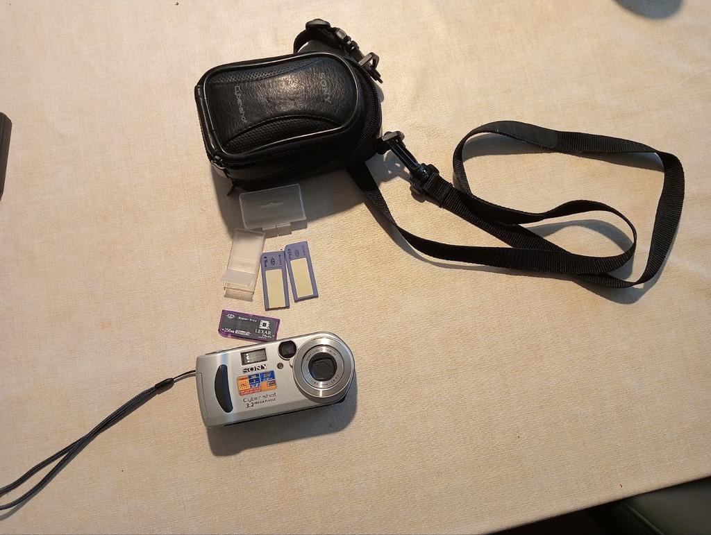 Sony Cyber-shot DSC-P71 Digitale Camera met Accessoires, Audio, Tv en Foto, Fotocamera's Digitaal, Ophalen of Verzenden, Sony