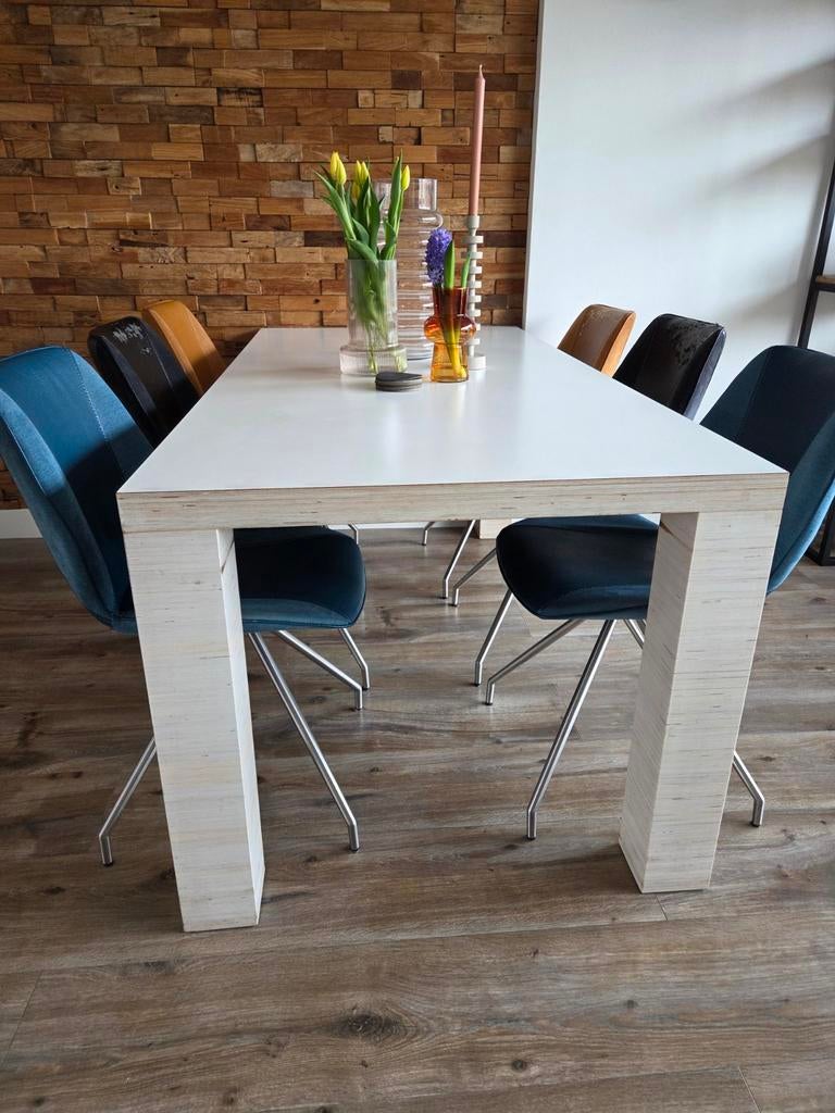 Eettafel met wit blad en lichte houten poten, Huis en Inrichting, Tafels | Eettafels, Gebruikt, 150 tot 200 cm, Rechthoekig, 50 tot 100 cm