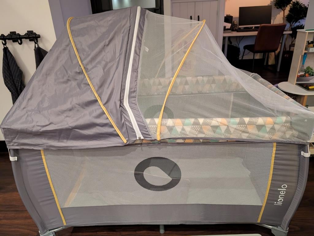 Campingbed met muggennet en 2 matrashoezen, Ophalen of Verzenden, Gebruikt, Reisbedje