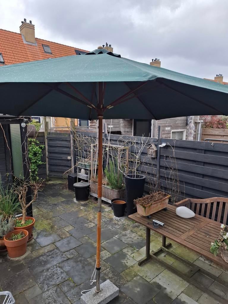 Grote groene parasol met houten frame, Ophalen, Gebruikt, 2 tot 3 meter, Stokparasol
