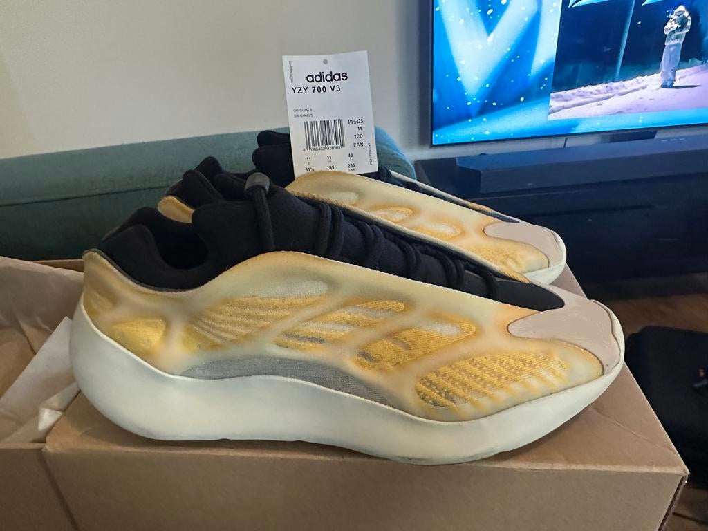 Yeezy 700 v3 safflower maat 45., Ophalen of Verzenden, Zo goed als nieuw, Overige kleuren