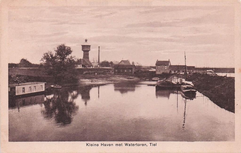 Tiel - Kleine haven met watertoren  en boten (1935), Ophalen of Verzenden, 1920 tot 1940, Gelopen, Gelderland