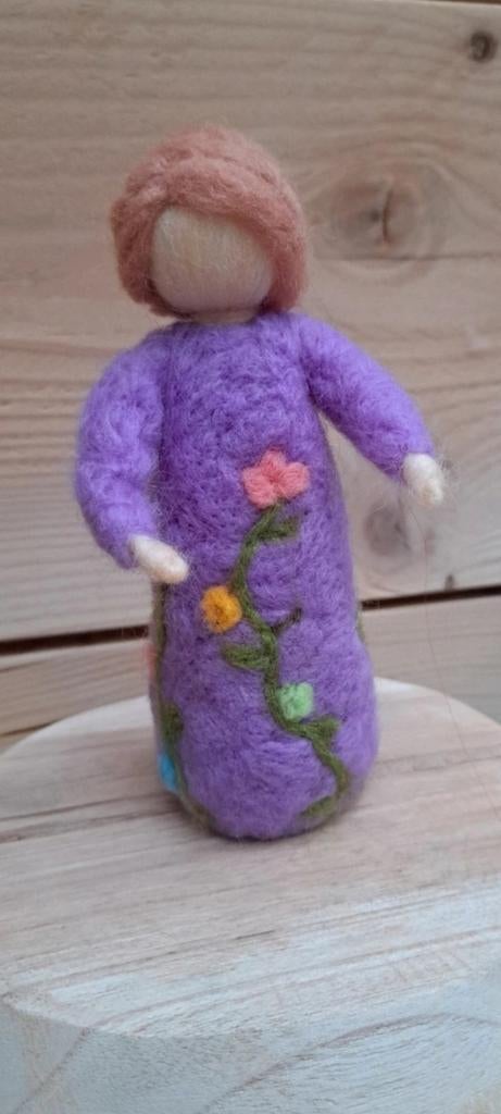 Seizoenstafel jaartafel moeder aarde lente paars 13/14 cm, Hobby en Vrije tijd, Ophalen of Verzenden, Nieuw, Figuurtje(s)