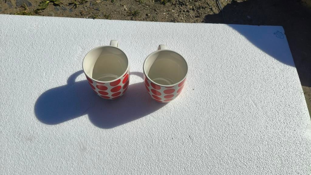Twee koffiekopjes met rode stippen, Ophalen, Zo goed als nieuw, Overige stijlen, Kop(pen) en/of Schotel(s)