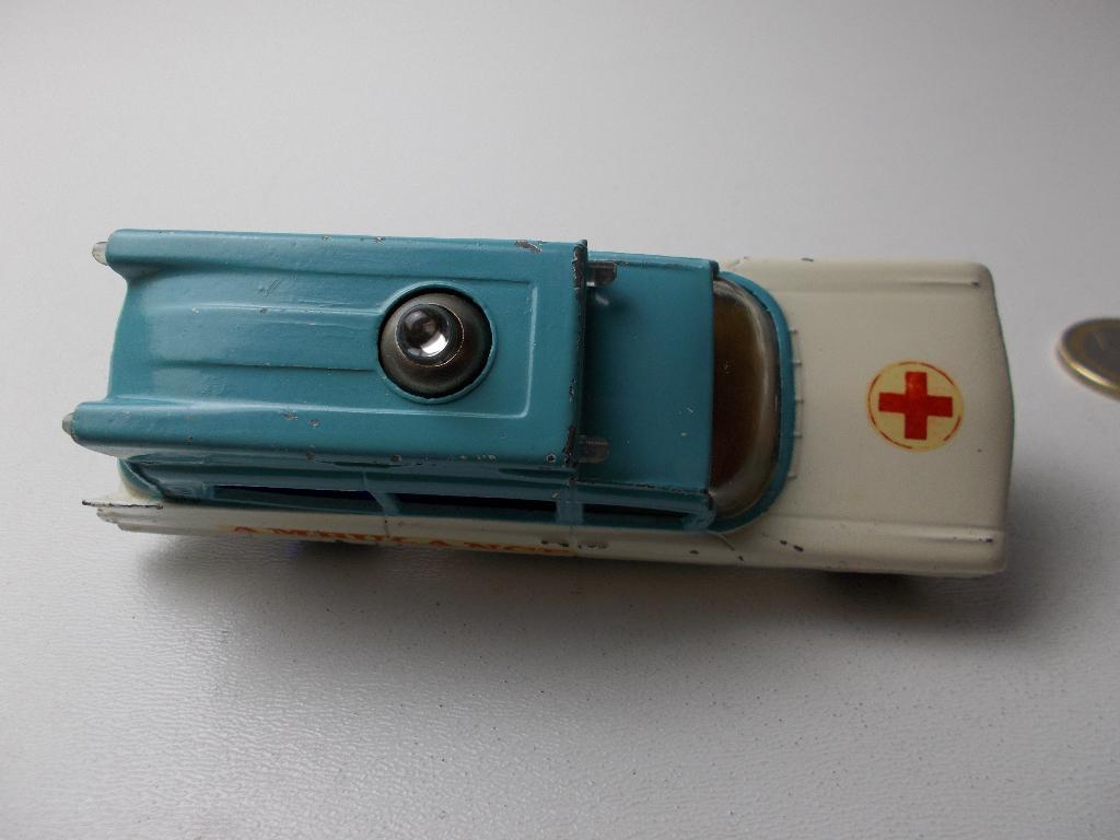 1965 Corgi Toys 437 SUPERIOR AMBULANCE ON CADILLAC CHASSIS., Ophalen of Verzenden, Zo goed als nieuw, Auto, Corgi