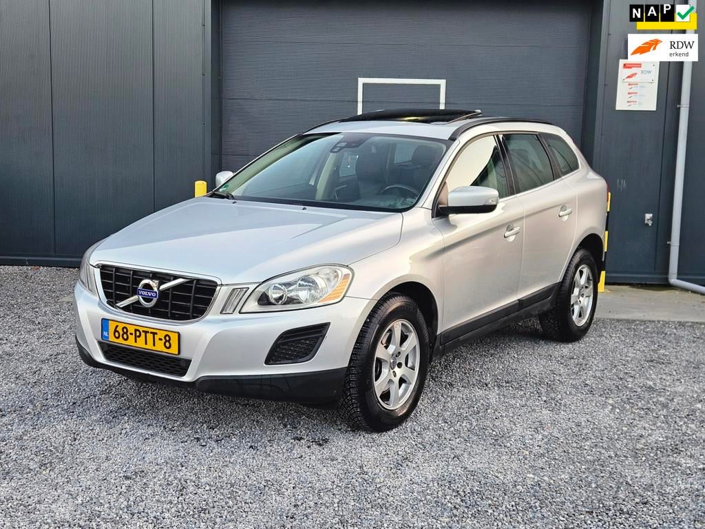 Volvo XC60 2.0T Momentum boekjes compleet zeer nette staat, Stof, Zwart, 4 cilinders, Origineel Nederlands