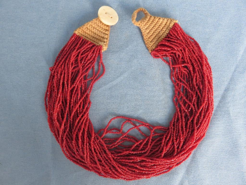 Tribale hals kralenketting met strengen - 20e eeuw, Ophalen of Verzenden, Gebruikt, Rood, Overige materialen