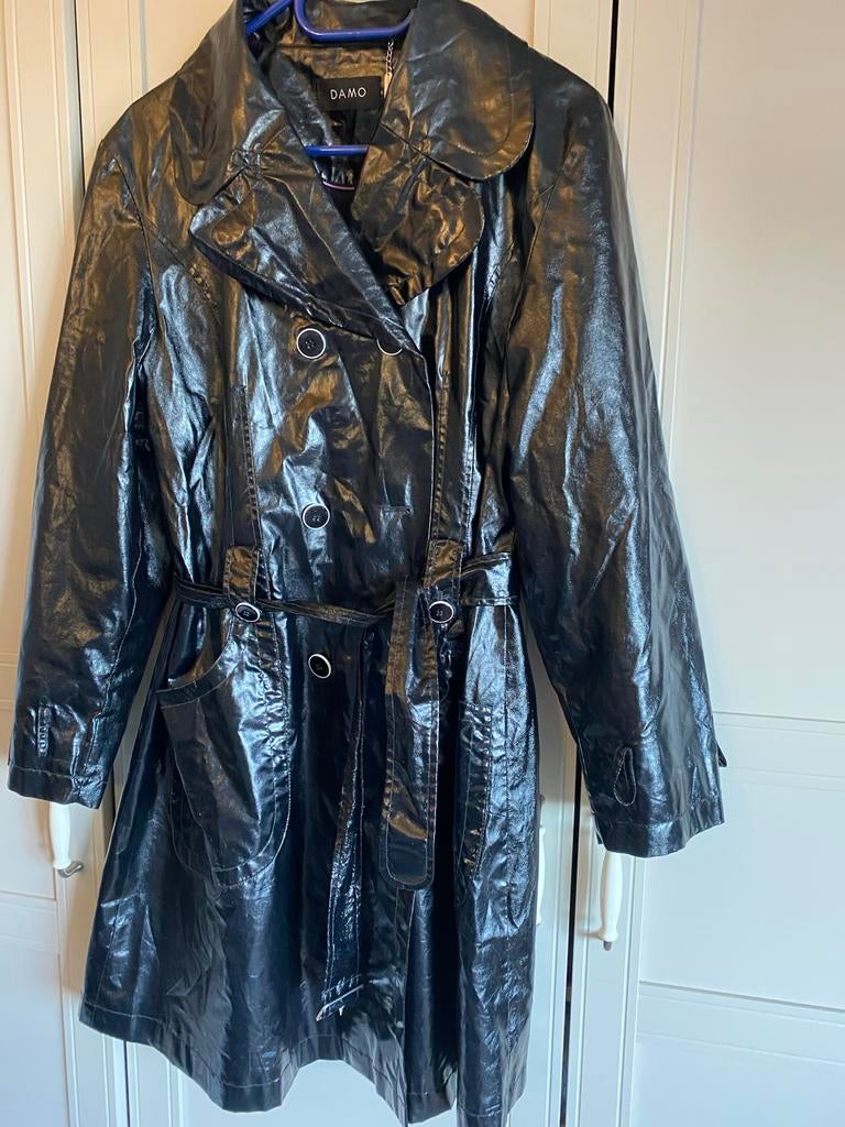 Damo Zwarte Glanzende Trenchcoat, Kleding | Dames, Ophalen of Verzenden, Gedragen, Maat 38/40 (M), Zwart