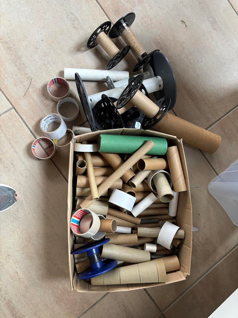 Grote doos met verschilkende harde karonnen rollen, Ophalen, Zo goed als nieuw