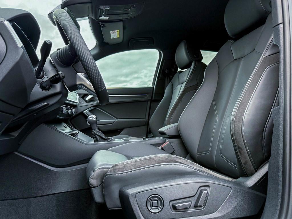 Audi Q3 Sportback 45TFSI e 245pk S-Tronic Competition S Edit, Auto's, Gebruikt, Hybride Elektrisch/Benzine, Lichtsensor, SUV of Terreinwagen