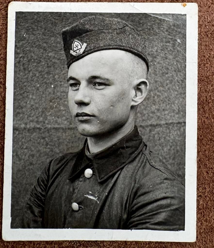 Zwart-wit foto van soldaat met pet, Verzamelen, Militaria | Tweede Wereldoorlog, Ophalen of Verzenden, Overige soorten, Overige gebieden