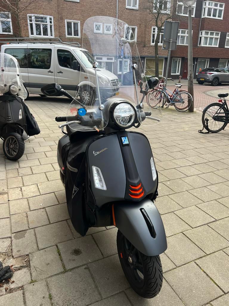 Vespa GTS 300 Super - 2024 - lage km, Motoren, 300 cc, 4 cilinders, Particulier, Minimaal motorrijbewijs A2